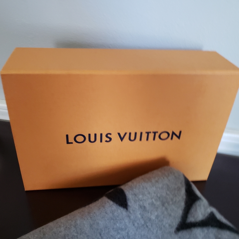 Authentic Louis Vuitton monogram cashmere scarf - Picture 5 of 5